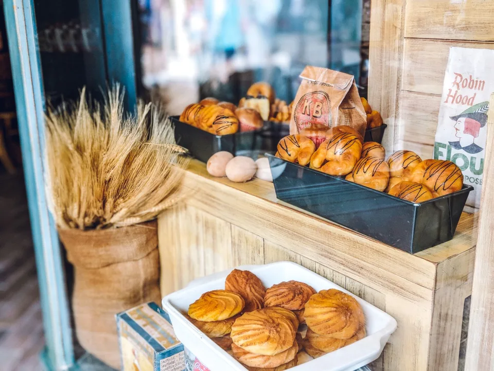 Khay bánh mới ra lò tại Bánh Mỳ Đoan Tuyết